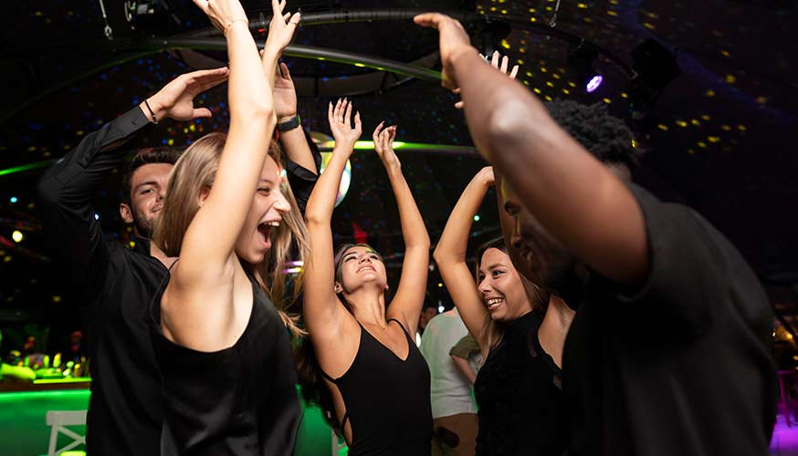 pessoas dançando e causando grande ruido em Ruído em Salões de Festas nos Condomínios