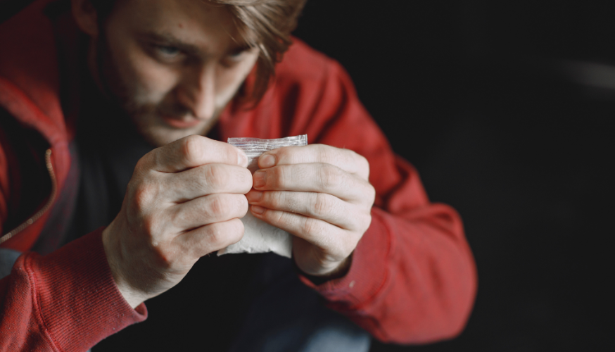 Punir os envolvidos é importante para inibir o uso de drogas em condomínios.